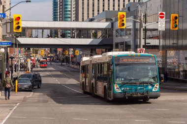 Ottawa, CA - 9 Ekim 2019: Ottawa şehir merkezindeki Wellington caddesinde STO otobüsü