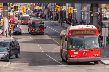 Ottawa, CA - 9 Ekim 2019: Ottawa OC Transpo otobüsü Ottawa şehir merkezinde