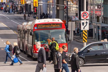 Ottawa, CA - 9 Ekim 2019: Ottawa OC Transpo otobüsü Ottawa şehir merkezinde