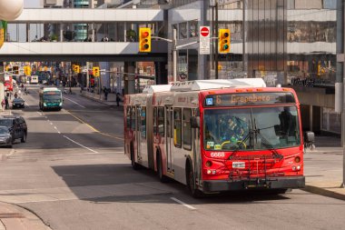 Ottawa, CA - 9 Ekim 2019: Ottawa OC Transpo otobüsü Ottawa şehir merkezinde