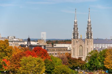 Ottawa, CA - 9 Ekim 2019: Sonbahar sezonunda Notre-Dame Katedrali Bazilikası