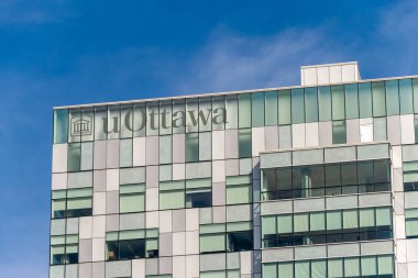 Ottawa, CA - 9 Ekim 2019: Ottawa Üniversitesi logosu ve Sosyal Bilimler binası cephesinde imza.