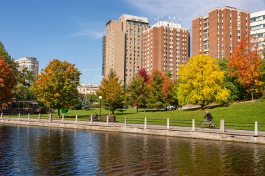 Ottawa, CA - 9 Ekim 2019: Sonbahar sezonunda Canal Rideau kıyıları.