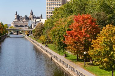 Ottawa, CA - 9 Ekim 2019: Sonbahar sezonunda Canal Rideau kıyıları.