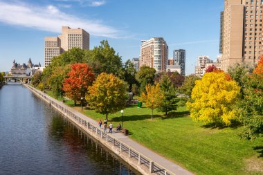 Ottawa, CA - 9 Ekim 2019: Sonbahar sezonunda Canal Rideau kıyıları.