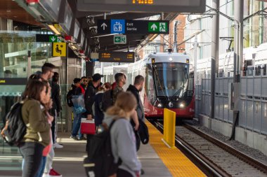 Ottawa, CA - 09 Ekim 2019: OC Transpo Treni UOttawa İstasyonu 'na varıyor