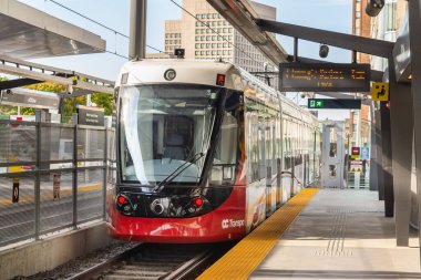 Ottawa, CA - 09 Ekim 2019: OC Transpo Treni Uttawa İstasyonu 'ndan kalkıyor