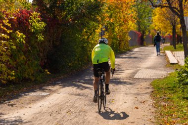 Montreal, CA - 10 Ekim 2019: Sonbaharda Des Carrieres bisiklet yolunda bisiklet süren bisikletçi.