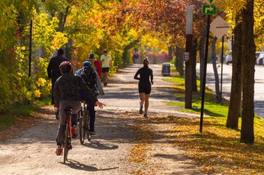 Montreal, CA - 10 Ekim 2019: Sonbaharda Des Carrieres bisiklet yolunda bisiklet süren bisikletçi.
