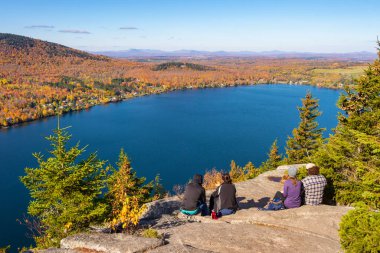 Coaticook, CA - 13 Ekim 2019: Sonbahar mevsiminde Pinacle Dağı 'nın tepesinden Lyster Gölü' ne bakın.