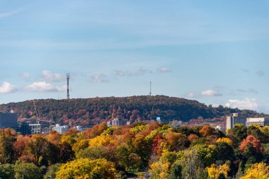 Longueuil, CA - 15 Ekim 2019: Jacques Cartier Köprüsü 'nde görülen Mont-Royal dağı