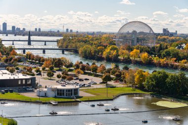 Montreal, CANADA - 15 Ekim 2019: Jacques-Cartier Köprüsü 'nden Biyosfer & Saint-Lawrence Nehri.
