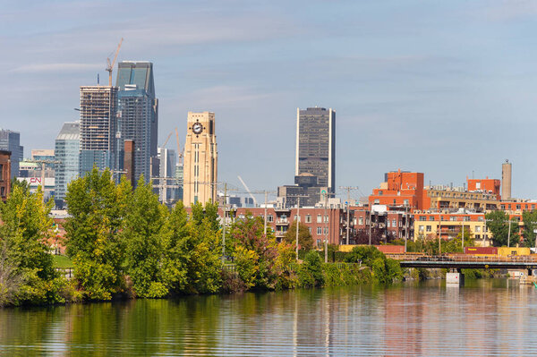 Монреаль, Калифорния - 19 сентября 2019 года: Башня Этуотер и Монреаль Скайлайн от канала Лаппи
.