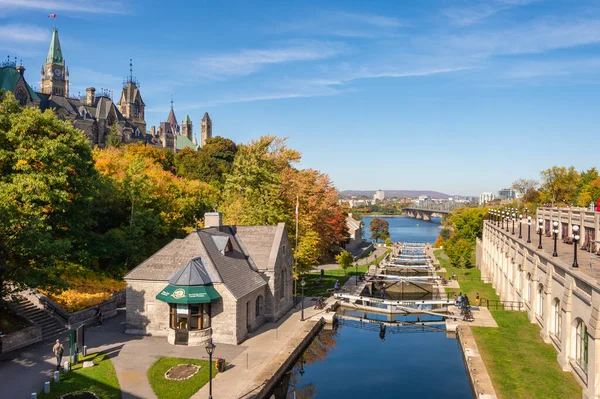 Ottawa, CA - 9 Ekim 2019: Ottawa sonbahar sezonunda Kanal Rideau ve Kanada Parlamentosuna kilitlendi.