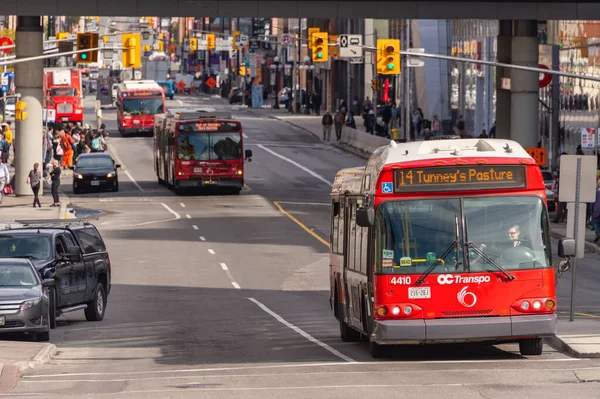 Ottawa, CA - 9 Ekim 2019: Ottawa OC Transpo otobüsü Ottawa şehir merkezinde