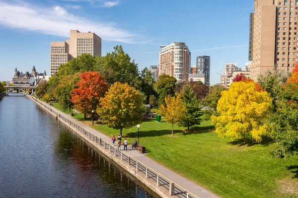 Ottawa, CA - 9 Ekim 2019: Sonbahar sezonunda Canal Rideau kıyıları.