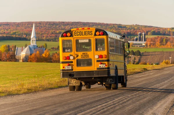 Saint Hermenegilde Octubre 2019 Autobús Escolar Amarillo Conduciendo Campiña Quebec —  Fotos de Stock