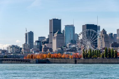 Montreal, Kanada - 15 Ekim 2019: Montreal Skyline from Parc Jean Drapeau, in the Autumn season.