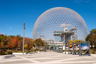 Montreal, Kanada - 15 Ekim 2019: Sonbahar sezonunda Biyosfer ve Parc Jean Drapeau