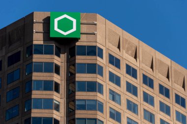 Montreal, CA - 15 Ekim 2019: Kompleks Desjardins binasının tepesinde Yeni Desjardins Logosu.