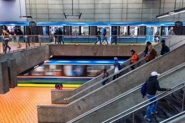 Montreal, CA - 15 Ekim 2019: Lionel Groux İstasyonunda iki metro treni.