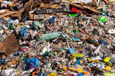 Montreal, CA - 19 Ekim 2019: Bir geri dönüşüm merkezinde büyük miktarda kullanılmış kağıt, karton ve plastik