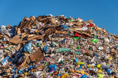 Montreal, CA - 19 Ekim 2019: Bir geri dönüşüm merkezinde büyük miktarda kullanılmış kağıt, karton ve plastik