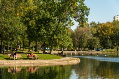 Montreal, CA - 18 Eylül 2019: İnsanlar La Fontaine Park 'ta sıcak ve güneşli bir günün tadını çıkarıyor