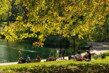 Montreal, CA - 18 Eylül 2019: İnsanlar La Fontaine Park 'ta sıcak ve güneşli bir günün tadını çıkarıyor