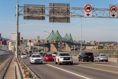 Montreal, CA - 19 Eylül 2019. Jacques Cartier köprüsünde trafik Saint Lawrence nehrinden geçiyor..