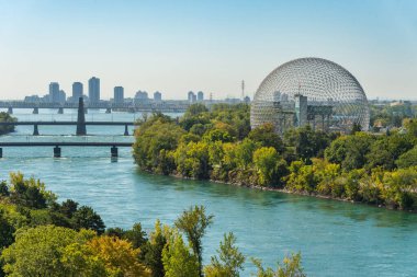 Montreal, CANADA - 19 Eylül 2019: Jacques-Cartier Köprüsü 'nden Biyosfer & Saint-Lawrence Nehri.