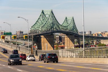 Montreal, CA - 19 Eylül 2019. Jacques Cartier köprüsünde trafik Saint Lawrence nehrinden geçiyor..