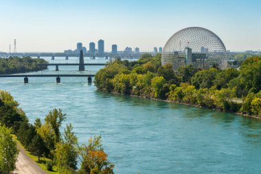 Montreal, CANADA - 19 Eylül 2019: Jacques-Cartier Köprüsü 'nden Biyosfer & Saint-Lawrence Nehri.
