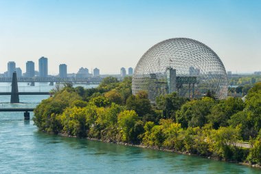 Montreal, CANADA - 19 Eylül 2019: Jacques-Cartier Köprüsü 'nden Biyosfer & Saint-Lawrence Nehri.