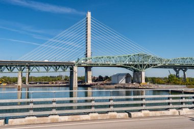 Montreal, Kanada - 19 Eylül 2019: Estacade Bisiklet Yolu 'ndan Eski Champlain Köprüsü' nün yanındaki yeni Champlain köprüsü.