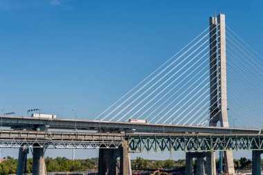 Montreal, Kanada - 19 Eylül 2019: Eski Champlain Köprüsü 'nün yanındaki Yeni Champlain Köprüsü.