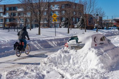 Montreal, CA - 8 Şubat 2020: Kışın bisiklet süren adam