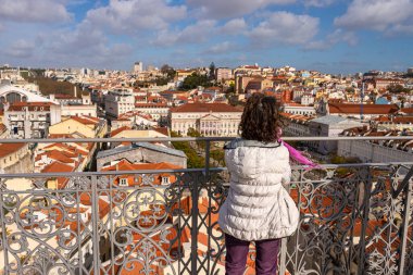 Lizbon, Portekiz - 2 Mart 2020: Elevador de Santa Justa 'dan manzaraya bakan kadın.