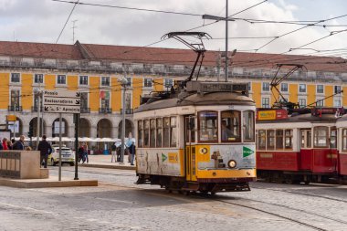 Lizbon, Portekiz - 2 Mart 2020: Praca do Comercio 'da ünlü sarı tramvay 28
