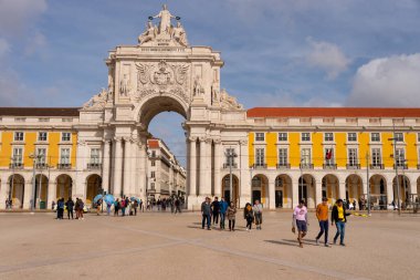 Lizbon, Portekiz - 2 Mart 2020: Praca do Comercio 'da Arco da Rua Augusta