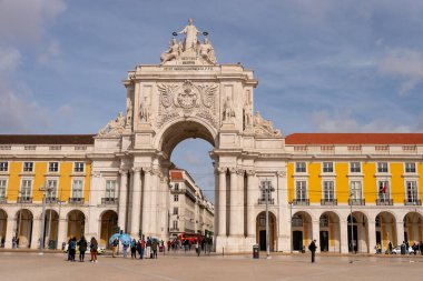 Lizbon, Portekiz - 2 Mart 2020: Praca do Comercio 'da Arco da Rua Augusta