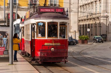 Lizbon, Portekiz - 2 Mart 2020: Praca do Comercio 'daki kırmızı tramvay