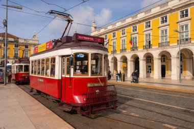 Lizbon, Portekiz - 2 Mart 2020: Praca do Comercio 'daki kırmızı tramvaylar