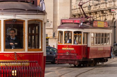 Lizbon, Portekiz - 2 Mart 2020: Praca do Comercio 'da iki kırmızı tramvay