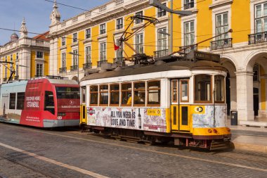 Lizbon, Portekiz - 2 Mart 2020: Praca do Comercio 'da ünlü sarı tramvay 28