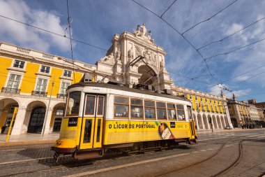 Lizbon, Portekiz - 2 Mart 2020: Arco da Rua Augusta 'nın önündeki Praca do Comercio' da ünlü sarı tramvay 28