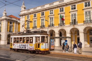 Lizbon, Portekiz - 2 Mart 2020: Praca do Comercio 'da ünlü sarı tramvay 28