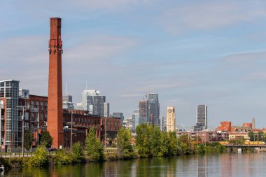 Montreal, CA - 19 Eylül 2019: Atwater Kulesi ve Lachine Kanalı 'ndan Montreal Skyline.