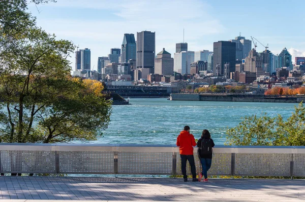 Montreal Canada October 2019 Two People Looking Montreal Skyline Parc — Stock Photo, Image