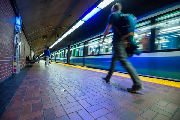 Montreal Octubre 2019 Hombre Que Camina Como Tren Subterráneo Está — Foto de Stock